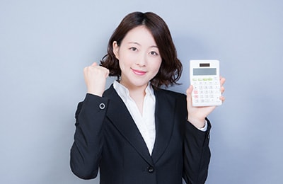 自動車保険は年末調整の対象外、事業用の車については確定申告で経費計上が可能