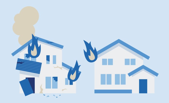 自宅で発生した火事で隣家の外壁が焦げた