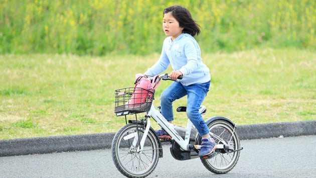 自転車にのる子どもの写真